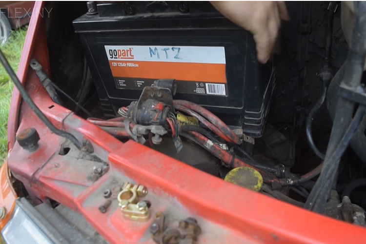 Vào năm 1992, mẫu xe này được bổ sung phiên bản nâng cấp giữa vòng đời đầu tiên và có thêm một số điều chỉnh đáng chú ý khác như hệ thống treo độc lập. Bên cạnh đó, xe còn có 3 loại động cơ, bao gồm 2 máy xăng và 1 máy dầu kể trên. Tùy vào phiên bản, động cơ diesel 2.5L của Ford Transit thế hệ thứ hai có thể tạo ra công suất tối đa 85 mã lực, 100 mã lực và 115 mã lực.