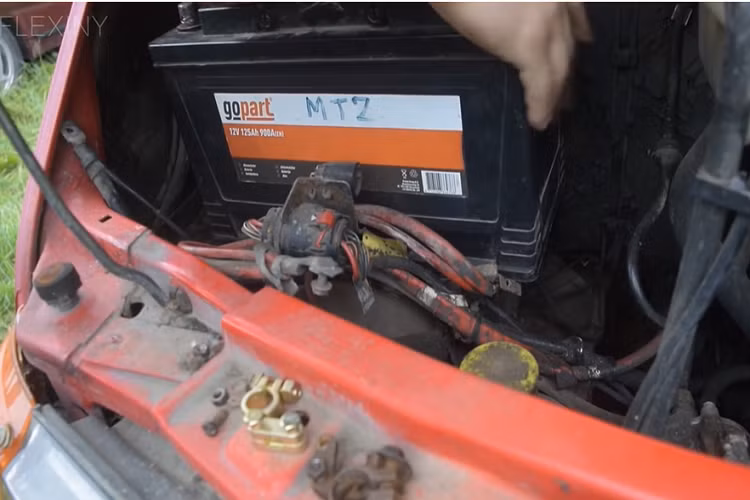 Vào năm 1992, mẫu xe này được bổ sung phiên bản nâng cấp giữa vòng đời đầu tiên và có thêm một số điều chỉnh đáng chú ý khác như hệ thống treo độc lập. Bên cạnh đó, xe còn có 3 loại động cơ, bao gồm 2 máy xăng và 1 máy dầu kể trên. Tùy vào phiên bản, động cơ diesel 2.5L của Ford Transit thế hệ thứ hai có thể tạo ra công suất tối đa 85 mã lực, 100 mã lực và 115 mã lực.