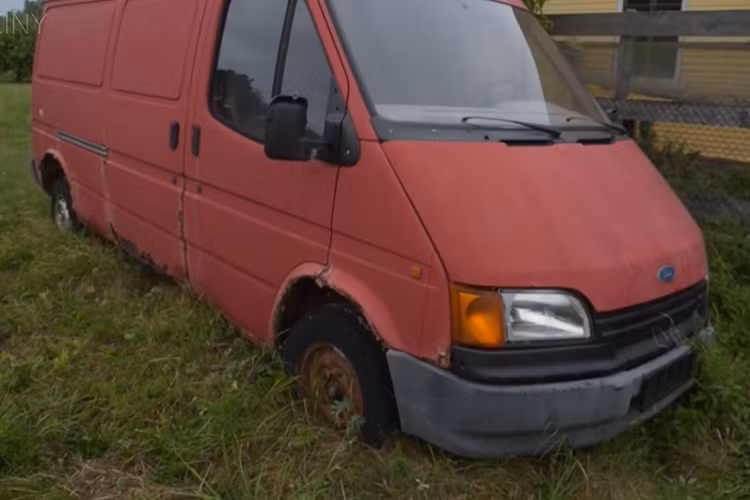 Tiếp đến, chiếc Ford Transit được kéo ra khỏi vị trí ban đầu rồi chạy trên đường như chưa từng bị bỏ không trong suốt 12 năm. Việc động cơ hơn 10 năm không khởi động mà vẫn có thể chạy tốt chỉ sau một vài tác động khiến nhiều người xem vô cùng ấn tượng.