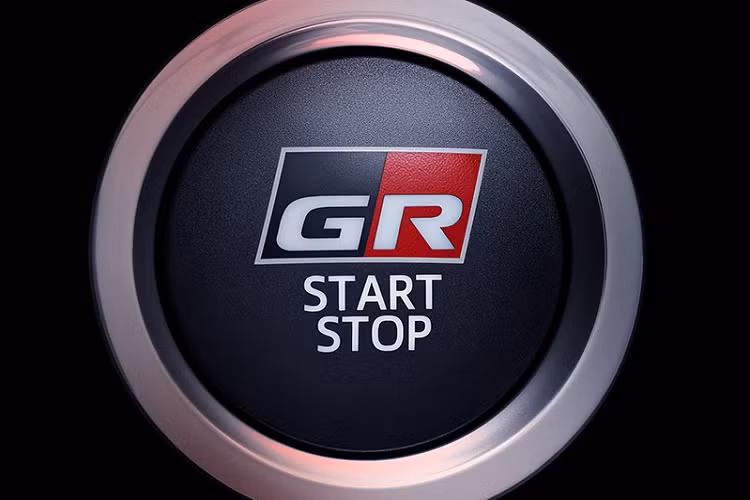 Đặc biệt, hãng Toyota còn bổ sung hệ thống treo và hệ thống lái cải tiến cho mẫu SUV cỡ B này. Theo đó, xe có thêm giảm xóc, lò xo và hệ thống lái chỉnh điện dành riêng cho phiên bản GR Sport.