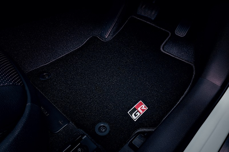 Ngoài những thay đổi trên, Toyota Corolla Cross GR Sport 2022 vẫn được trang bị đèn pha LED, đèn LED định vị ban ngày, đèn xi-nhan trước dạng LED, đèn hậu LED, hệ thống đèn chờ dẫn đường, cần gạt nước tự động, gương chiếu hậu gập/chỉnh điện/tích hợp đèn báo rẽ, đèn phanh LED trên cao, đèn sương mù sau, ăng-ten hình vây cá, baga nóc màu đen và cửa sổ trời chỉnh điện.