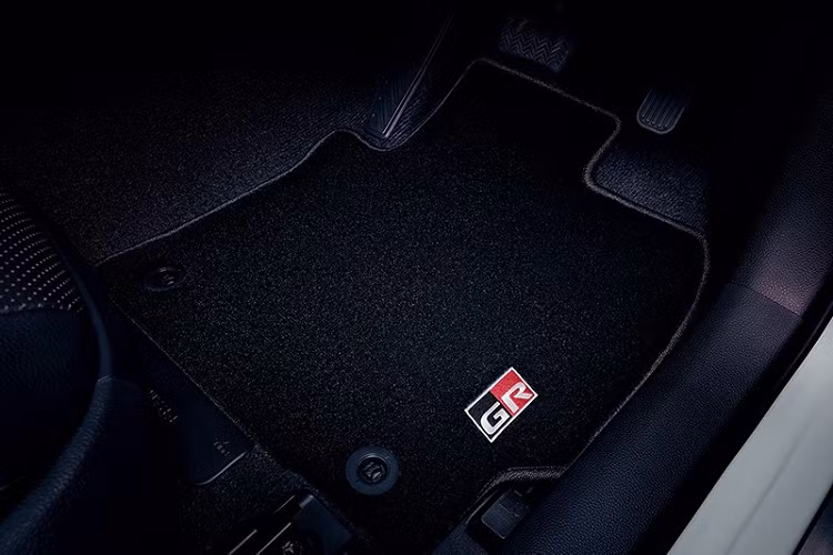 Ngoài những thay đổi trên, Toyota Corolla Cross GR Sport 2022 vẫn được trang bị đèn pha LED, đèn LED định vị ban ngày, đèn xi-nhan trước dạng LED, đèn hậu LED, hệ thống đèn chờ dẫn đường, cần gạt nước tự động, gương chiếu hậu gập/chỉnh điện/tích hợp đèn báo rẽ, đèn phanh LED trên cao, đèn sương mù sau, ăng-ten hình vây cá, baga nóc màu đen và cửa sổ trời chỉnh điện.