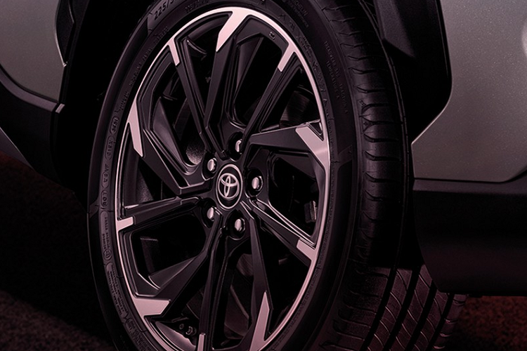 Tương tự đầu xe, thiết kế sườn xe của Toyota Corolla Cross GR Sport 2022 cũng được nâng cấp nhẹ với các cột màu đen, tạo hiệu ứng "nóc lơ lửng". Ốp gương ngoại thất được sơn màu đen, tương phản với thân xe trong khi bộ vành hợp kim có đường kính 18 inch.