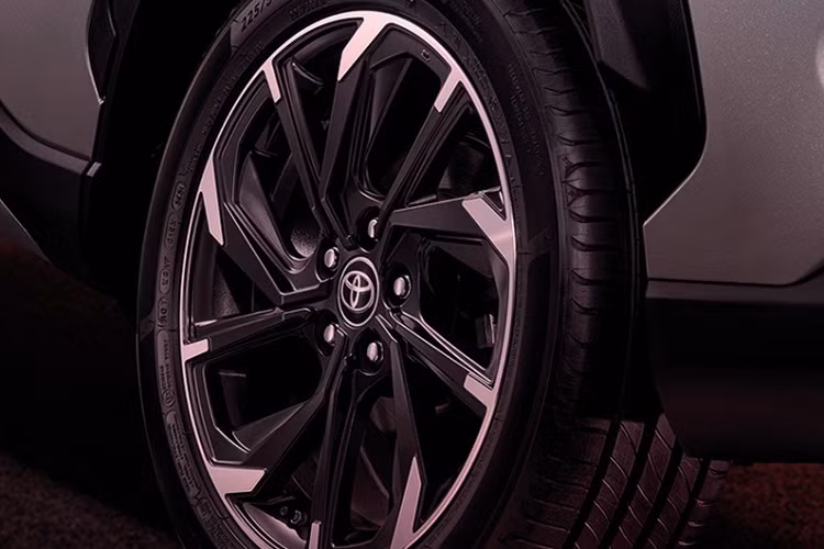 Tương tự đầu xe, thiết kế sườn xe của Toyota Corolla Cross GR Sport 2022 cũng được nâng cấp nhẹ với các cột màu đen, tạo hiệu ứng "nóc lơ lửng". Ốp gương ngoại thất được sơn màu đen, tương phản với thân xe trong khi bộ vành hợp kim có đường kính 18 inch.