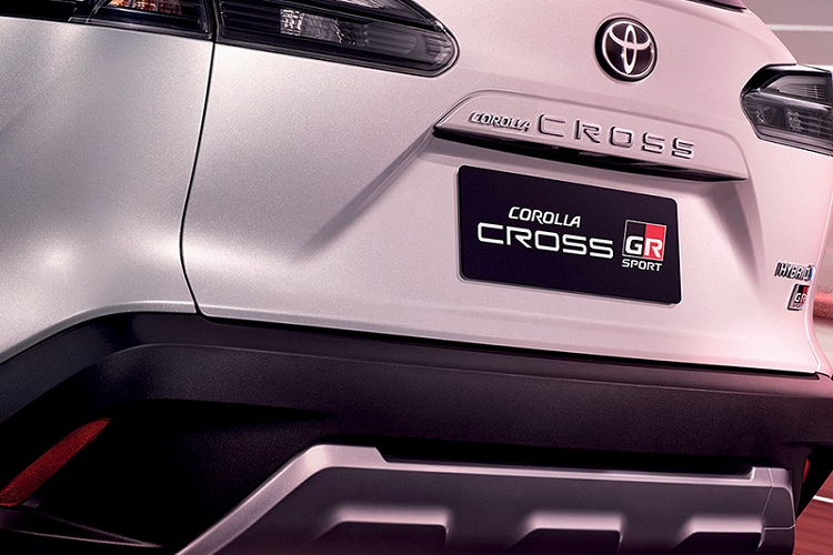 Khi mua Toyota Corolla Cross GR Sport 2022, khách hàng Thái Lan có thể chọn 1 trong 3 màu sơn ngoại thất là đen, đỏ - nóc đen và trắng - nóc đen. Hiện chưa rõ sau Thái Lan, mẫu SUV cỡ B này có về Việt Nam hay không.