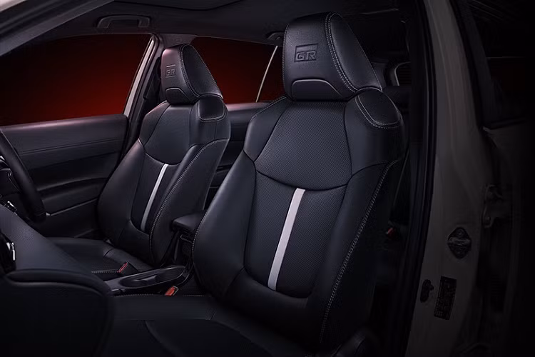 Không chỉ thay đổi ngoại thất, hãng Toyota còn nâng cấp cho nội thất của Corolla Cross GR Sport 2022. Nội thất của xe được bọc da màu đen và có thêm với đường gân màu xám ở lưng ghế. Thêm vào đó là những chi tiết ốp màu đen bóng và bạc. Logo "GR Sport" xuất hiện khắp nơi, ở tựa đầu ghế, cần số, nút bấm khởi động máy và thảm sàn.