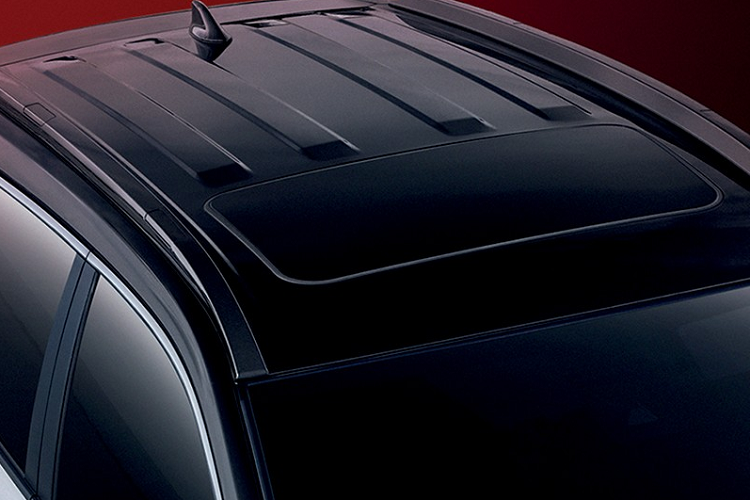 Cụ thể, Toyota Corolla Cross GR Sport 2022 thể thao được bổ sung lưới tản nhiệt màu đen bóng với mắt lưới hình tổ ong mới. Nối với logo của hãng Toyota là nẹp nằm ngang, chia lưới tản nhiệt thành 2 tầng. Ngoài ra, lưới tản nhiệt còn đi kèm viền màu đen dày dặn, kéo dài sang hai bên đèn pha. Bên dưới là cản trước mới, hốc gió trung tâm rộng hơn và khe gió nằm dọc, tích hợp đèn sương mù khá nhỏ.