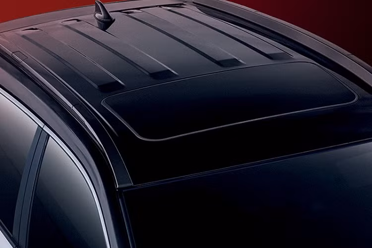 Cụ thể, Toyota Corolla Cross GR Sport 2022 thể thao được bổ sung lưới tản nhiệt màu đen bóng với mắt lưới hình tổ ong mới. Nối với logo của hãng Toyota là nẹp nằm ngang, chia lưới tản nhiệt thành 2 tầng. Ngoài ra, lưới tản nhiệt còn đi kèm viền màu đen dày dặn, kéo dài sang hai bên đèn pha. Bên dưới là cản trước mới, hốc gió trung tâm rộng hơn và khe gió nằm dọc, tích hợp đèn sương mù khá nhỏ.