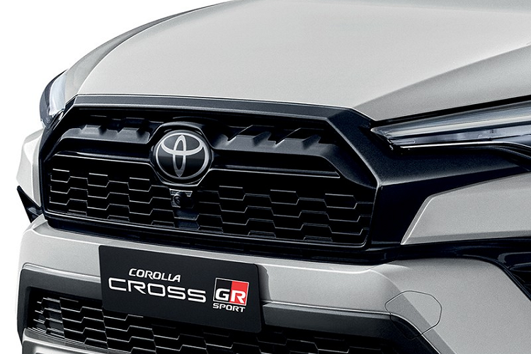 Tại thị trường Thái Lan, mẫu SUV cỡ B này chỉ có bản trang bị là 1.8 Hybrid GR Sport. Giá xe Toyota Corolla Cross 2022 phiên bản GR Sport mới tại Thái Lan khởi điểm từ 1,249 triệu Baht (khoảng 840 triệu đồng). Bên ngoài, Toyota Corolla Cross GR Sport 2022 tại Thái Lan có thiết kế giống với xe đã ra mắt thị trường Đài Loan vào hồi tháng 9 năm nay. Do đó, xe cũng mang trên mình ngoại hình thể thao và hầm hố hơn Toyota Corolla Cross thông thường.
