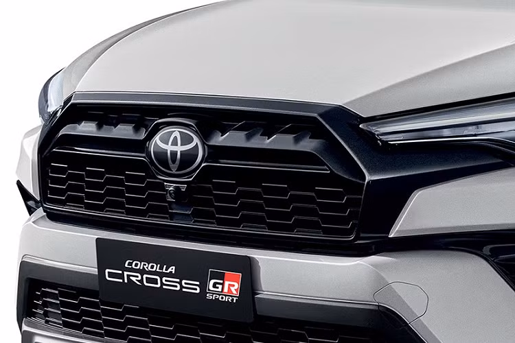 Tại thị trường Thái Lan, mẫu SUV cỡ B này chỉ có bản trang bị là 1.8 Hybrid GR Sport. Giá xe Toyota Corolla Cross 2022 phiên bản GR Sport mới tại Thái Lan khởi điểm từ 1,249 triệu Baht (khoảng 840 triệu đồng). Bên ngoài, Toyota Corolla Cross GR Sport 2022 tại Thái Lan có thiết kế giống với xe đã ra mắt thị trường Đài Loan vào hồi tháng 9 năm nay. Do đó, xe cũng mang trên mình ngoại hình thể thao và hầm hố hơn Toyota Corolla Cross thông thường.