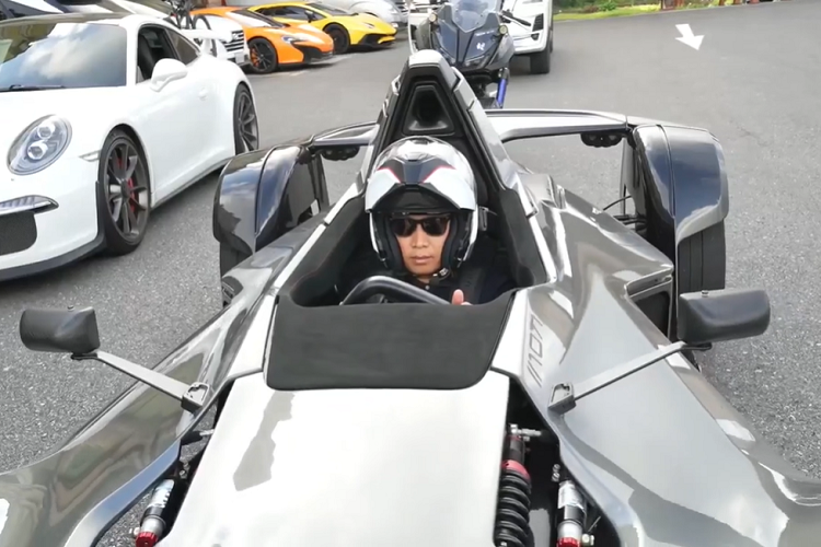 BAC Mono là một mẫu xe đua chạy trên đường phố với thiết kế 1 chỗ ngồi, không mui không kính và cũng không có cửa. Người lái chỉ việc trèo vào trong, lắp vô lăng và nổ máy trải nghiệm. Việc chạy thử mẫu xe BAC Mono ở Campuchia của Hoàng Kim Khánh có thể nằm trong chương trình đại gia này đi đón siêu phẩm Koenigsegg Regera.