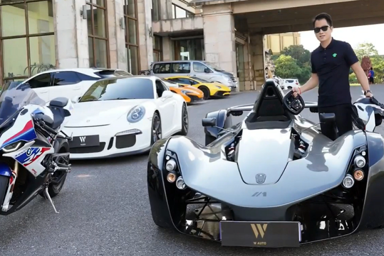 Ngay sau khi hết cách ly tại Campuchia, Hoàng Kim Khánh đã được ông chủ showroom xe có tiếng ở đây mang nhiều siêu xe đắt tiền và cả xế độc BAC Mono ra chào đón.