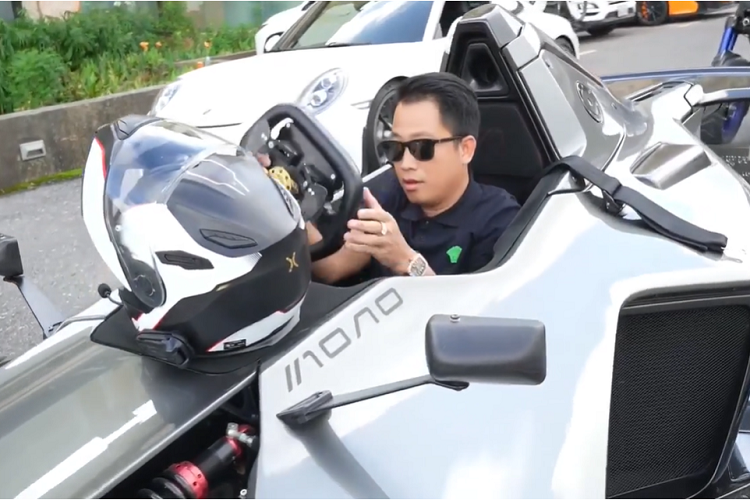 Đến trưa hôm qua, ngày 14/11/2021, Hoàng Kim Khánh đã chia sẻ hình ảnh và ngầm xác nhận mình bay đến Campuchia, chịu 7 ngày cách ly y tế ở nước bạn. Ngay sau khi hết cách lý, đại gia này đã có chuyến trải nghiệm rất thú vị ở nước bạn khi vừa chạy xe đạp và mới đây chia sẻ video trải nghiệm một mẫu xe rất lạ mắt là BAC Mono không mui.