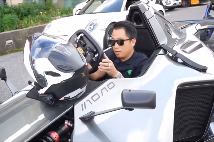 Đến trưa hôm qua, ngày 14/11/2021, Hoàng Kim Khánh đã chia sẻ hình ảnh và ngầm xác nhận mình bay đến Campuchia, chịu 7 ngày cách ly y tế ở nước bạn. Ngay sau khi hết cách lý, đại gia này đã có chuyến trải nghiệm rất thú vị ở nước bạn khi vừa chạy xe đạp và mới đây chia sẻ video trải nghiệm một mẫu xe rất lạ mắt là BAC Mono không mui.