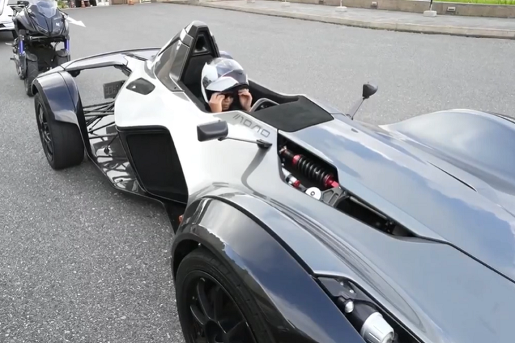 "7 ngày cách ly khi đến và 7 ngày cách ly khi về theo đúng quy định kiểm soát dịch bệnh Covid-19 để được trải nghiệm một chiếc xe ôtô 4 bánh mà phải đội cái mũ bảo hiểm, khi vận hành và phải tháo vô lăng xe cất đi khi ngừng chạy. Một hành trình trải nghiệm hơi liều nhưng nó mang lại cảm giác thực sự khó tả mà không phải ai muốn cũng có được", Hoàng Kim Khánh chia sẻ.