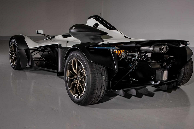 Cụ thể, động cơ trên xe BAC Mono sẽ kết hợp cùng hộp số tự động 6 cấp, nhờ đó, mẫu xe không mui, không kính và không cửa chỉ mất khoảng thời gian 2,8 giây để tăng tốc lên 100 km/h từ vị trí xuất phát trước khi đạt vận tốc tối đa 274 km/h. BAC Mono có giá bán khởi điểm 74.950 Bảng Anh, tương đương 2,18 tỷ đồng.
