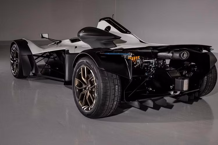 Cụ thể, động cơ trên xe BAC Mono sẽ kết hợp cùng hộp số tự động 6 cấp, nhờ đó, mẫu xe không mui, không kính và không cửa chỉ mất khoảng thời gian 2,8 giây để tăng tốc lên 100 km/h từ vị trí xuất phát trước khi đạt vận tốc tối đa 274 km/h. BAC Mono có giá bán khởi điểm 74.950 Bảng Anh, tương đương 2,18 tỷ đồng.