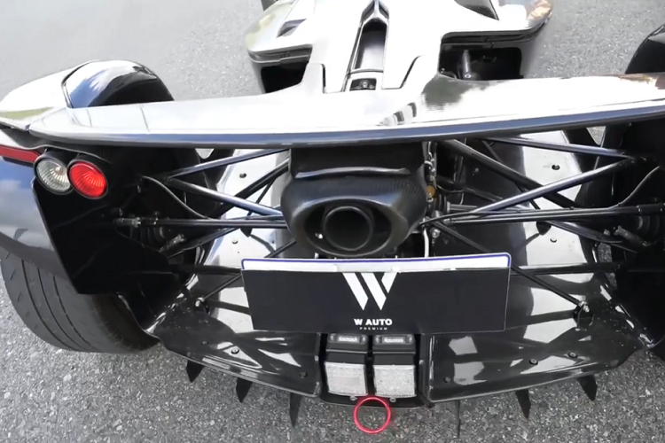 Lý do rất đơn giản vì siêu phẩm McLaren Senna của Hoàng Kim Khánh đã chọn đất nước Campuchia để cập cảng cũng như ra biển số theo ý thích của đại gia này nên việc siêu phẩm hypercar tiếp theo là Koenigsegg Regera cập bến xứ sở chùa tháp không phải là điều quá khó hiểu.