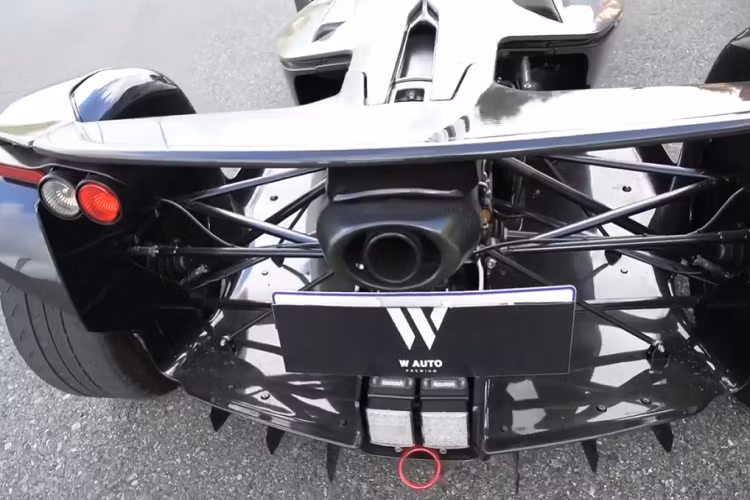 Lý do rất đơn giản vì siêu phẩm McLaren Senna của Hoàng Kim Khánh đã chọn đất nước Campuchia để cập cảng cũng như ra biển số theo ý thích của đại gia này nên việc siêu phẩm hypercar tiếp theo là Koenigsegg Regera cập bến xứ sở chùa tháp không phải là điều quá khó hiểu.