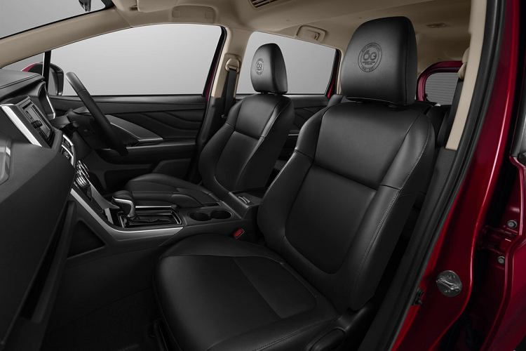 So với bản GT, Xpander Passion Red Edition có vài điểm khác biệt để nhận diện. Tựa đầu hàng ghế trước được dập chìm huy hiệu kỷ niệm 60 năm, ghế ngồi vẫn dùng chất liệu da màu đen. Phiên bản kỷ niệm này còn được bổ sung thêm tính năng sạc không dây.