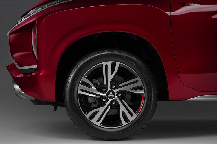 Tên phiên bản đặc biệt này cũng được tìm thấy ở 4 bộ mâm. Thiết kế và kích thước mâm vẫn giữ nguyên với dạng 5 chấu 2 tone, cỡ mâm 16 inch.