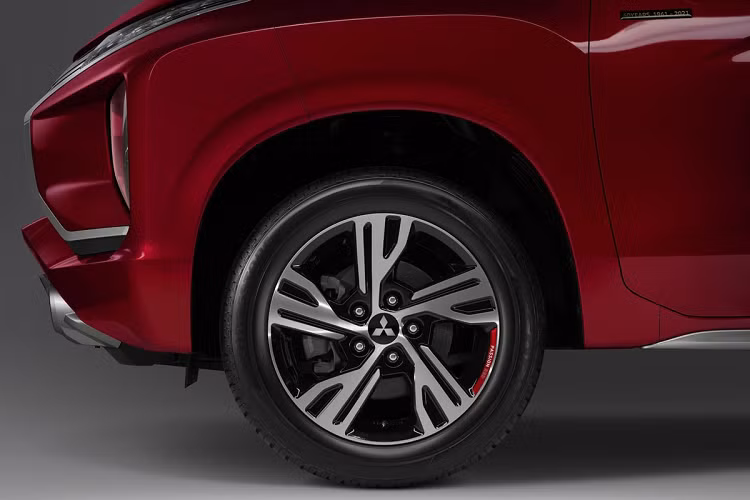 Tên phiên bản đặc biệt này cũng được tìm thấy ở 4 bộ mâm. Thiết kế và kích thước mâm vẫn giữ nguyên với dạng 5 chấu 2 tone, cỡ mâm 16 inch.