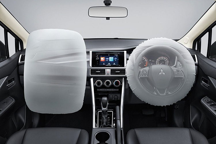 Mức giá xe Mitsubishi Xpander Passion Red Edition chưa được công bố. Hai phiên bản còn lại là GLS-LTD và GT đang được bán với mức giá lần lượt 23.635 USD và 25.853 USD. Tại Việt Nam, mẫu MPV 7 chỗ này được phân phối với 3 phiên bản, giá bán dao động 555-630 triệu đồng.