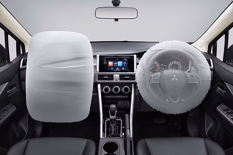 Mức giá xe Mitsubishi Xpander Passion Red Edition chưa được công bố. Hai phiên bản còn lại là GLS-LTD và GT đang được bán với mức giá lần lượt 23.635 USD và 25.853 USD. Tại Việt Nam, mẫu MPV 7 chỗ này được phân phối với 3 phiên bản, giá bán dao động 555-630 triệu đồng.