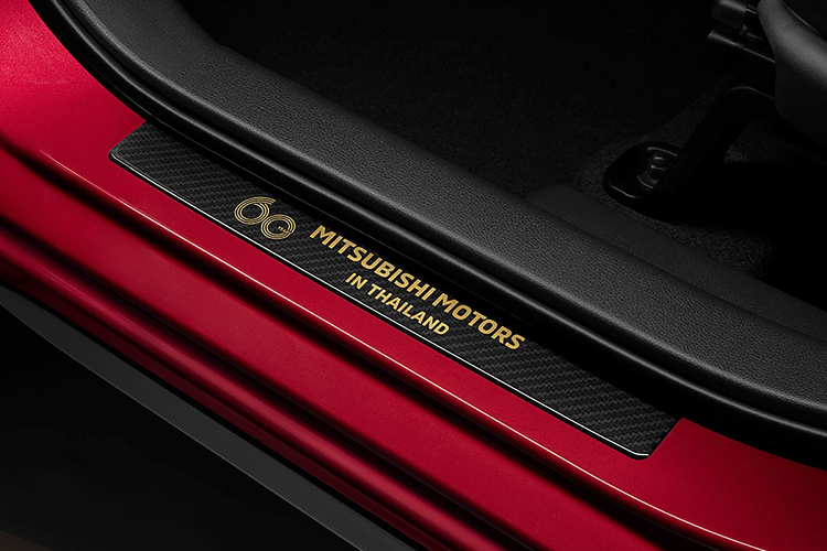 Mở cửa bước vào khoang lái, vị trí bước chân được dán một tấm nẹp chống trầy làm từ chất liệu giống carbon với huy hiệu kỷ niệm 60 năm thành lập Mitsubishi Motors Thái Lan.