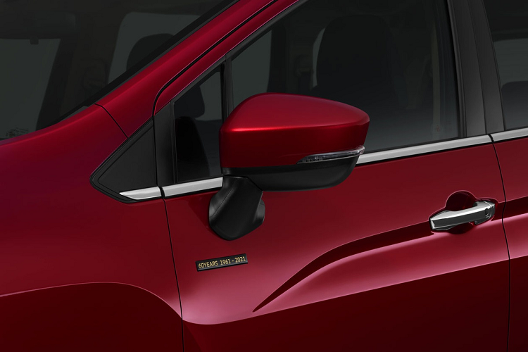 Phiên bản Mitsubishi Xpander 2021 đặc biệt này được nâng cấp từ bản GT có giá bán gần 26.000 USD. Ngoại thất của Xpander Passion Red Edition được phủ lớp sơn màu đỏ Spirit Red. Bên hông xe được gắn thêm huy hiệu 60 Years 1961-2021.