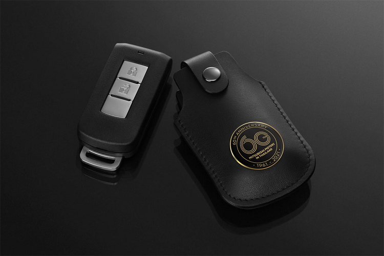 Không chỉ trang trí và bổ sung thêm tính năng cho chiếc xe, khách hàng mua XPander Passion Red Edition còn được tặng kèm bao da chìa khóa phiên bản đặc biệt.