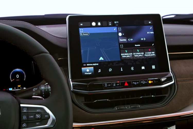 Phần nhô ra phía sau của Jeep Commander cũng dài hơn nhiều so với Compass, cung cấp không gian nội thất rộng rãi hơn.