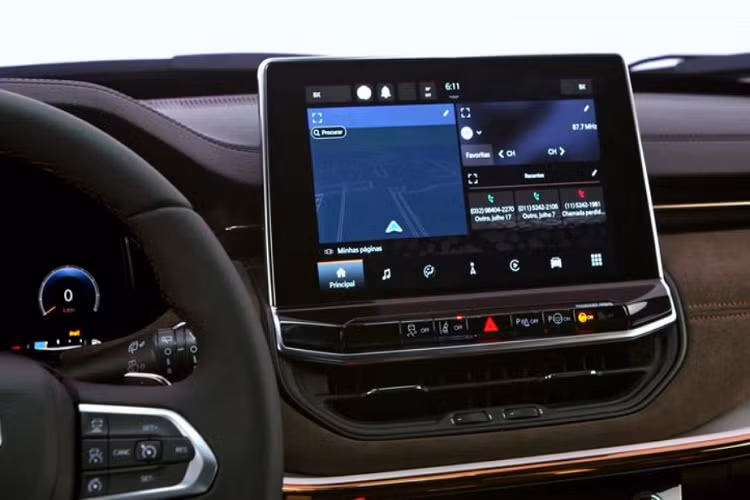 Phần nhô ra phía sau của Jeep Commander cũng dài hơn nhiều so với Compass, cung cấp không gian nội thất rộng rãi hơn.