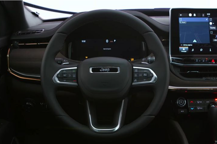 Ở phía sau, xe được trang bị đèn hậu thanh mảnh "hao hao" với loại của Grand Cherokee L 2021 nhưng được đặt ở vị trí cao hơn và có thêm một thanh crôm ở giữa. 