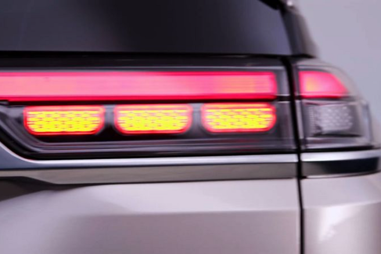 Khác biệt lớn nhất giữa Commander và Compass nằm ở cấu hình 3 hàng ghế 7 chỗ ngồi trên Commander, tất nhiên, không gian chứa đồ của mẫu xe mới cũng sẽ tốt hơn so với Compass (khi gập hàng ghế cuối).