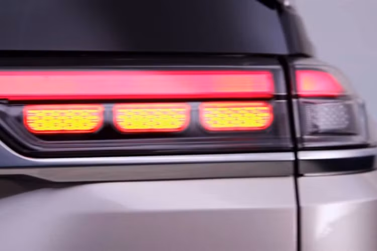 Khác biệt lớn nhất giữa Commander và Compass nằm ở cấu hình 3 hàng ghế 7 chỗ ngồi trên Commander, tất nhiên, không gian chứa đồ của mẫu xe mới cũng sẽ tốt hơn so với Compass (khi gập hàng ghế cuối).