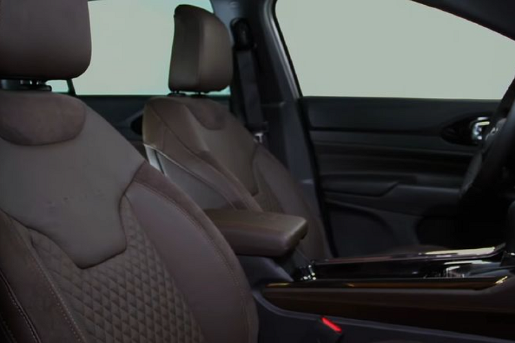 Tiến vào bên trong, nội thất xe chia sẻ khá nhiều thứ với Compass, bao gồm cụm đồng hồ kỹ thuật số 10,25 inch, màn hình cảm ứng trung tâm 10,1 inch, nhưng Commander có thể sẽ nhận được các tùy chọn trang trí khác nhau như da lộn màu nâu kết hợp đường khâu màu đồng.