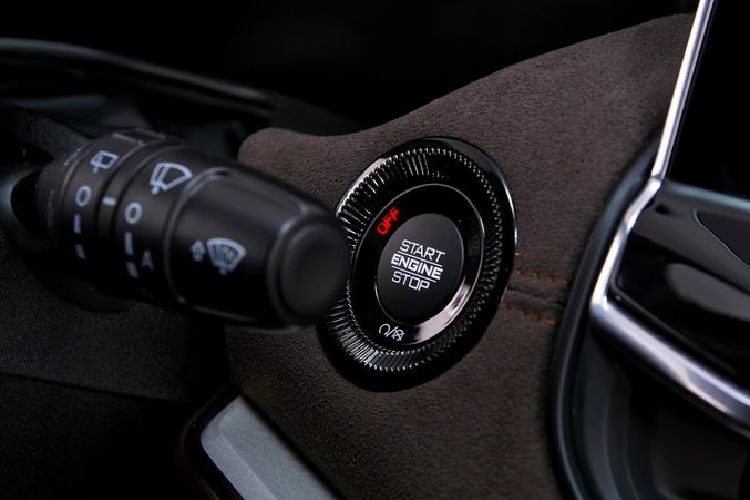 Hiện tại, Jeep chưa công bố thông số kỹ thuật của Commander, hy vọng chiếc SUV 7 chỗ mới sẽ có các tùy chọn động cơ giống Compass, bao gồm máy xăng TurboFlex 1.3L kết hợp hộp số tự động 6 cấp và máy dầu diesel tăng áp MultiJet 2.0L đi kèm hộp số tự động 9 cấp. Sức mạnh sẽ được gửi đến các bánh xe thông qua hệ dẫn động cầu trước hoặc 4 bánh toàn thời gian.