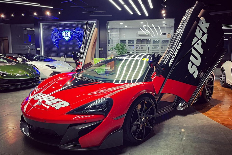Vào đầu năm nay, xưởng độ Daily Driven Exotics đã gây chú ý khi cho ra lò 1 bản độ siêu xe McLaren 720 GTR đầy thú vị và gây ấn tượng mạnh nhất chính là bộ áo đỏ-đen rất nổi bật của xe. Chính vì điều này mà đã làm cảm hứng cho 1 người bán xe ở huyện Bình Chánh để thay đổi diện mạo mới cho chiếc xe McLaren phiên bản 570S mình đang tìm kiếm khách mua mới.