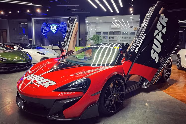 Vào đầu năm nay, xưởng độ Daily Driven Exotics đã gây chú ý khi cho ra lò 1 bản độ siêu xe McLaren 720 GTR đầy thú vị và gây ấn tượng mạnh nhất chính là bộ áo đỏ-đen rất nổi bật của xe. Chính vì điều này mà đã làm cảm hứng cho 1 người bán xe ở huyện Bình Chánh để thay đổi diện mạo mới cho chiếc xe McLaren phiên bản 570S mình đang tìm kiếm khách mua mới.