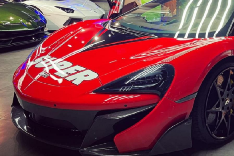 Khác với cách phối 2 màu truyền thống là nửa thân trước 1 màu và phần còn lại màu khác, chiếc xe McLaren 570S có bộ áo nửa đầu xe và 1 phần đuôi xe được hoàn thành màu đỏ, phần còn lại của xe được dán đề-can màu đen.