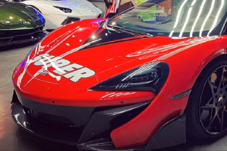 Khác với cách phối 2 màu truyền thống là nửa thân trước 1 màu và phần còn lại màu khác, chiếc xe McLaren 570S có bộ áo nửa đầu xe và 1 phần đuôi xe được hoàn thành màu đỏ, phần còn lại của xe được dán đề-can màu đen.