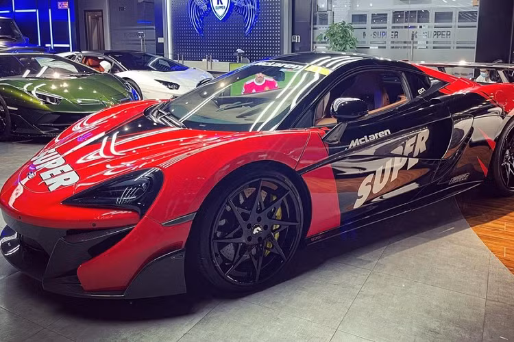Nhìn bên ngoài chiếc siêu xe McLaren 570S sẽ thấy xe được thay đổi lại diện mạo với bộ áo 2 màu làm điểm nhấn là đỏ và đen.