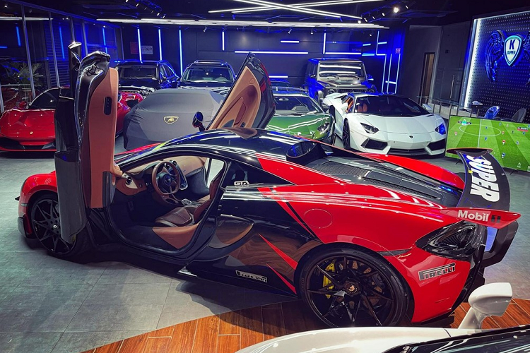 Ngoài bộ áo hoàn toàn mới được dán bằng đề-can, chiếc siêu xe McLaren 570S mang đầu số Sài thành còn được trang bị bản độ body kit 570-VX của hãng độ xe Vorsteiner từng gây xôn xao không ít giới mê xe trong nước cũng như Đông Nam Á.