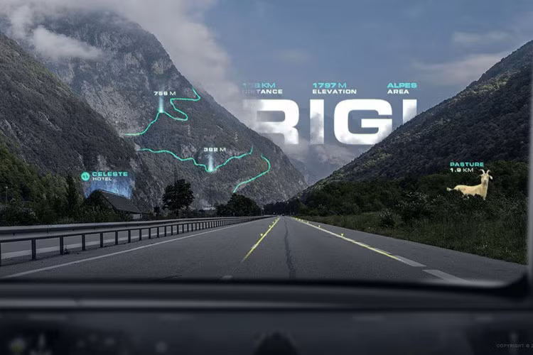 Nhờ có một loạt camera, radar, bản đồ, bộ cảm biến, khả năng tương thích 5G, và internet vệ tinh, Holograktor có thể được điều khiển từ xa bởi một tài xế đào tạo chuyên môn, khiến nó trở thành lựa chọn hoàn hảo cho bất kỳ doanh nghiệp dịch vụ gọi xe nào. Theo WayRay, tính năng này cho phép hành khách “thư giãn mà không cần dựa vào các hệ thống lái tự động chưa hoàn thiện”.