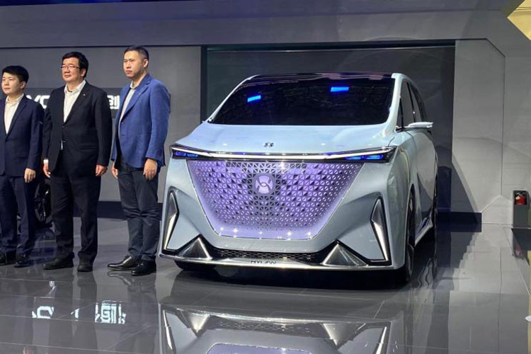 Không ít mẫu xe thú vị đã được vén màn tại Triển lãm Ô tô Quảng Châu 2021 và mẫu MPV chạy điện hoàn toàn từ thương hiệu Hechuang Motors, còn gọi Hycan, dưới đây chính là một trong số đó. Cụ thể, mẫu xe này được gọi là Hycan Concept-M chạy điện có thiết kế bên ngoài nổi bật với một lưới tản nhiệt lớn nhưng có vẻ không phải để phục vụ cho mục đích làm mát mà chủ yếu chỉ mang tính thẩm mỹ.