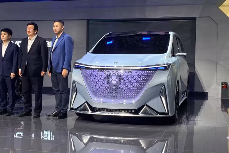 Không ít mẫu xe thú vị đã được vén màn tại Triển lãm Ô tô Quảng Châu 2021 và mẫu MPV chạy điện hoàn toàn từ thương hiệu Hechuang Motors, còn gọi Hycan, dưới đây chính là một trong số đó. Cụ thể, mẫu xe này được gọi là Hycan Concept-M chạy điện có thiết kế bên ngoài nổi bật với một lưới tản nhiệt lớn nhưng có vẻ không phải để phục vụ cho mục đích làm mát mà chủ yếu chỉ mang tính thẩm mỹ.