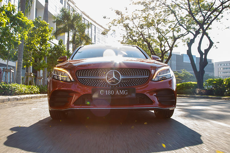 Mercedes-Benz C180 AMG tại Việt Nam được trang bị hệ thống đèn LED toàn phần 2 tầng trong khi C300 dùng LED Multibeam thông minh. Đèn hậu LED cũng được thiết kế lại đồ họa sợi quang dạng chữ C, rất dễ nhận diện vào ban đêm.