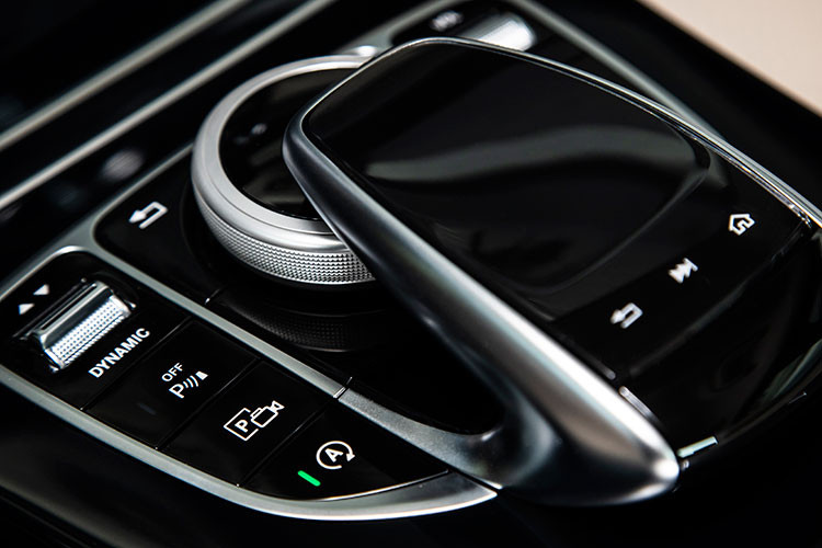 Xe có chiều dài x rộng x cao lần lượt là 4.686 x 1.810 x 1.442mm, chiều dài trục cơ sở 2.840 mm. C180 AMG được trang bị động cơ I4 1.5L tăng áp cuộn kép thế hệ mới (M264), có thể sản sinh sức kéo 250 Nm ngay từ vòng tua 1.500 vòng/phút và công suất cực đại 156 mã lực. Động cơ M264 trên C180 AMG được tối ưu để có mô men dồi dào ở vòng tua máy thấp.