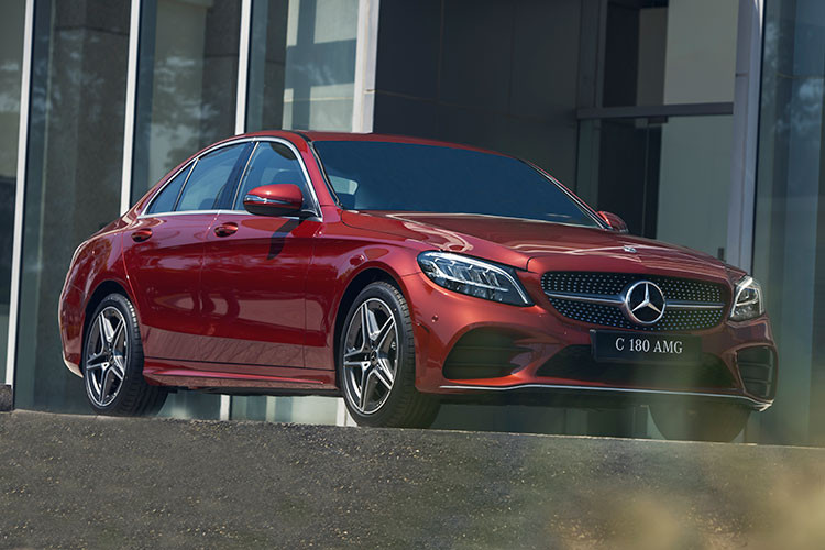 Cụ thể, với gói AMG Line, ngoại hình của Mercedes-Benz C180 AMG 2021 mới sẽ gần giống với đàn anh C300 AMG. Xe sở hữu lưới tản nhiệt AMG phong cách Diamond, cản trước và 2 hốc hút gió 2 bên mở rộng. Sự khác biệt lớn nhất ở phần đầu giữa C180 và C300 chính là cụm đèn pha LED.